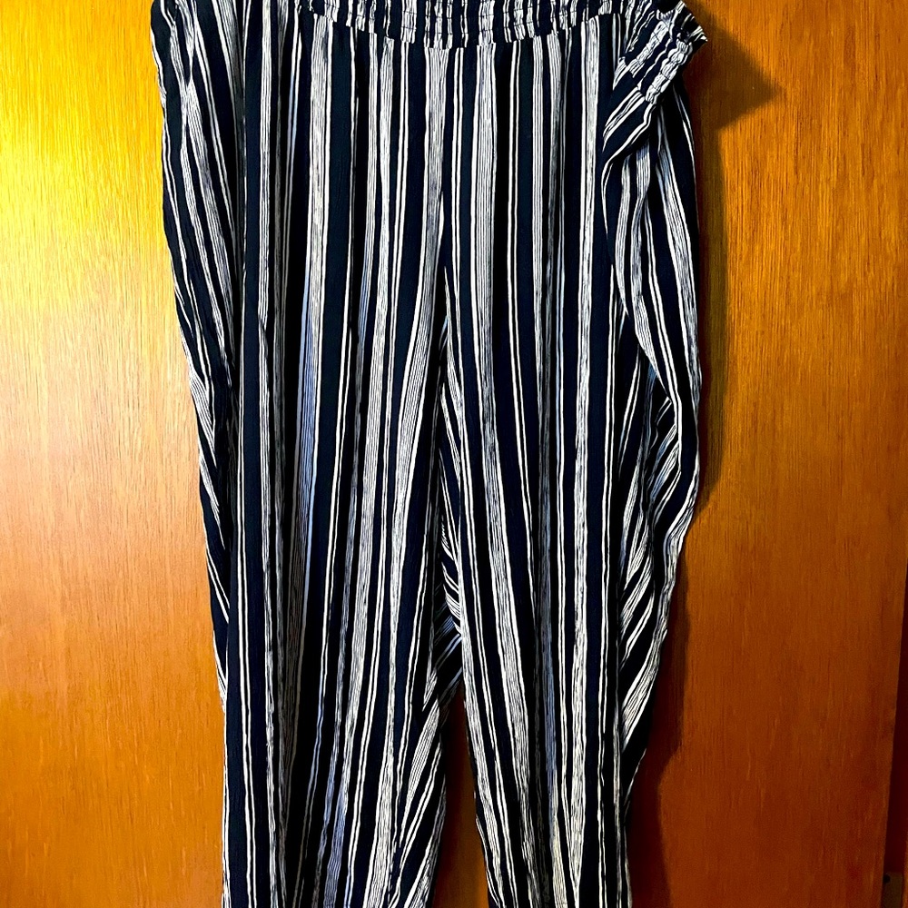 3X 26W/28W Navy and White Striped Capri